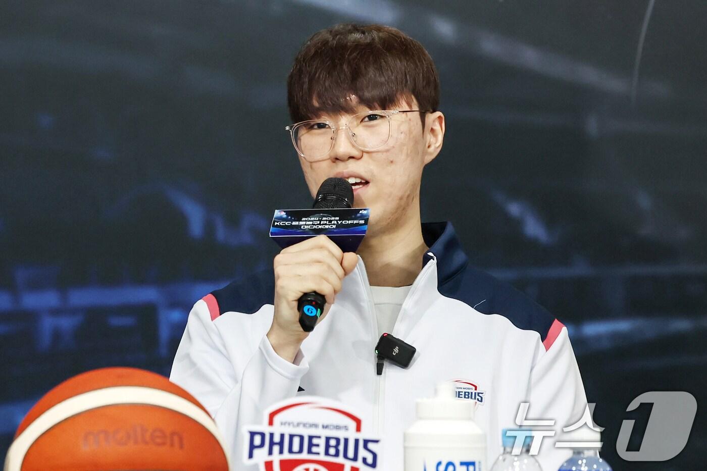 본문 이미지 - 울산 현대모비스 이우석이 10일 오전 서울 강남구 KBL센터에서 열린 '2024-2025 KCC 프로농구 플레이오프 미디어데이'에서 각오를 밝히고 있다. 2025.4.10/뉴스1 ⓒ News1 민경석 기자