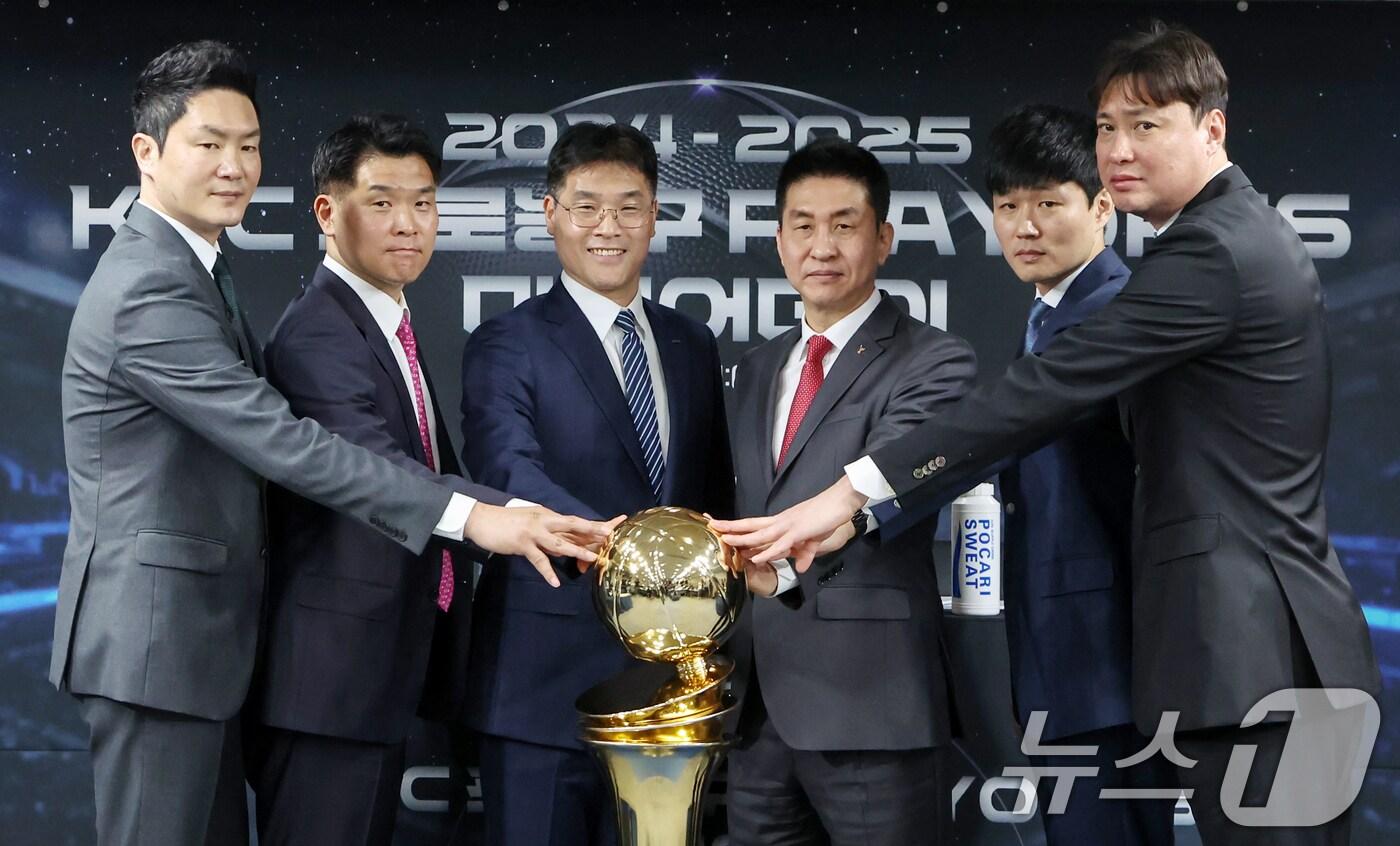 10일 오전 서울 강남구 KBL센터에서 열린 &#39;2024-2025 KCC 프로농구 플레이오프 미디어데이&#39;에서 이번 플레이오프에 진출한 팀 감독들이 기념촬영을 하고 있다. 왼쪽부터 전희철 서울 SK 감독, 조상현 창원 LG 감독, 조동현 울산 현대모비스 감독, 김상식 안양 정관장 감독, 강혁 대구 한국가스공사 감독, 송영진 수원 KT 감독. 2025.4.10/뉴스1 ⓒ News1 민경석 기자