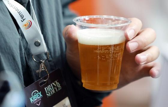 본문 이미지 - 지난해 4월 서울 강남구 코엑스에서 열린 대한민국 맥주박람회 및 드링크서울에서 참관객이 수제맥주를 시음하고 있다.  2025.4.10/뉴스1 ⓒ News1 김진환 기자