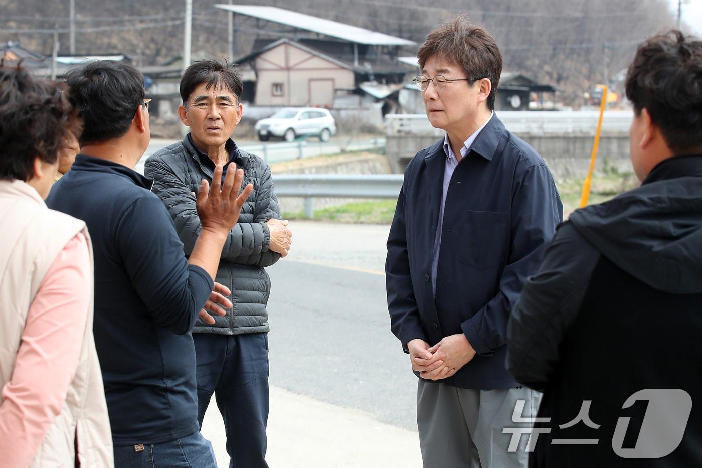 유승민 전 국민의힘 의원이 10일 오전 경북 안동시 일직면 원리를 찾아 산불 피해 이재민들의 어려움을 듣고 주민들을 위로하고 있다. 2025.4.10/뉴스1 ⓒ News1 공정식 기자