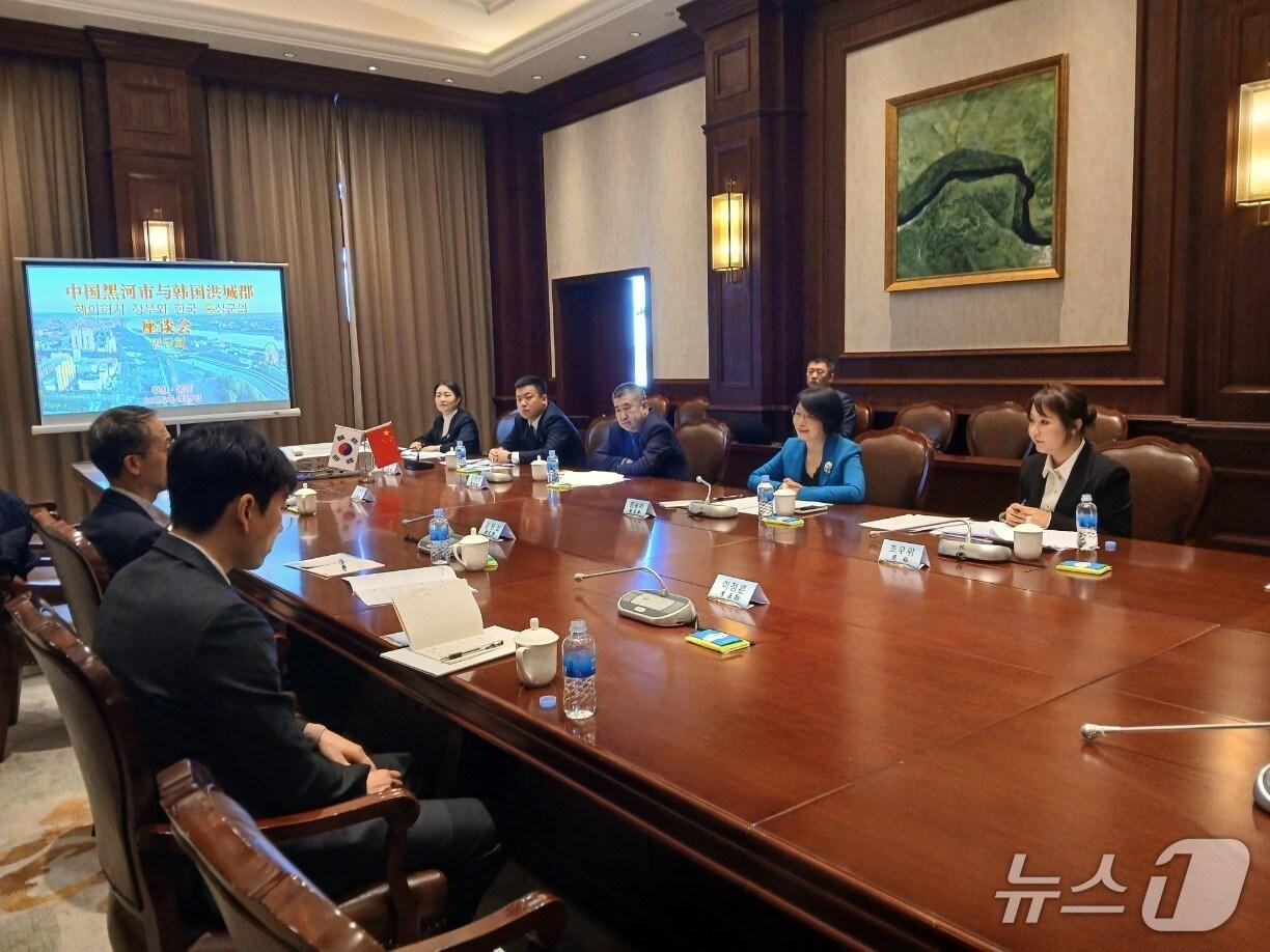 본문 이미지 - 홍성군이 중국 헤이허시와 김 수출 등 실무협의를 진행하고 있다. (홍성군 제공. 재판매 및 DB금지) /뉴스1
