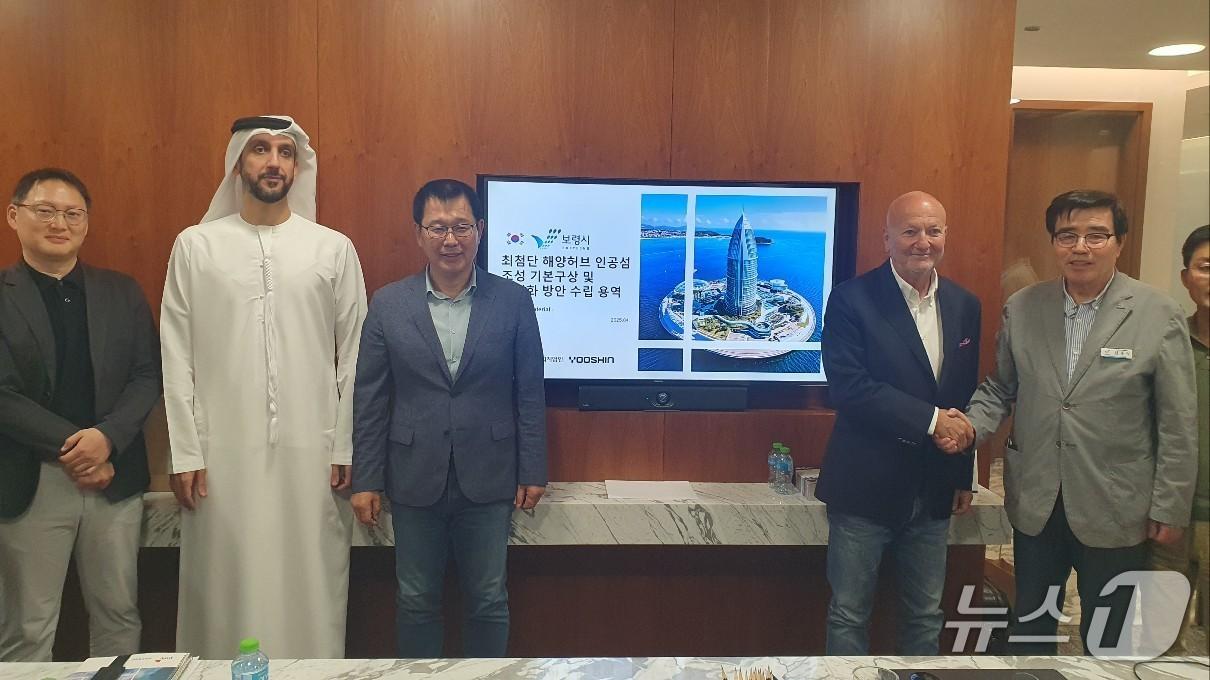 본문 이미지 - 김동일 보령시장이 아랍에미리트에서 해양허브 인공섬 조성을 위한 현장 방문 모습.(보령시 제공, 재판매 및 DB금지)/뉴스1