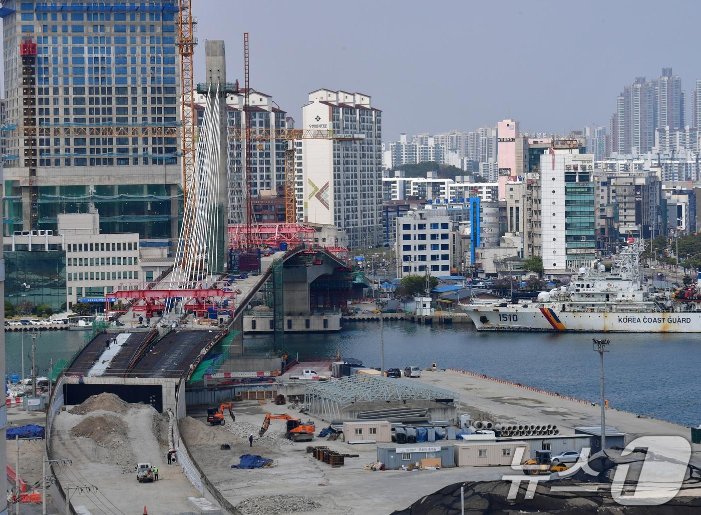 본문 이미지 - 포항시 남구 송도동과 북구 항구동을 잇는 길이 395m의 4차로 해상교량인 동빈대교(가칭)가 72% 공정률을 나타내며 순조롭게 진행 중이다. 동빈대교는 올해 말 개통 예정이다.2025.4.10/뉴스1 ⓒ News1 최창호 기자