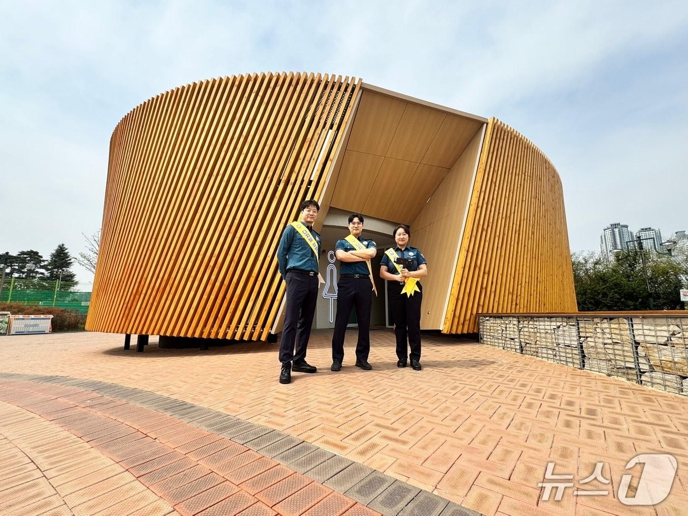 본문 이미지 - 경찰이 대구 수성못 공중화장실에 불법 촬영 카메라 설치 여부를 점검하고 불법 촬영 근절 등 범죄 예방 활동을 벌였다.(대구 수성경찰서 제공, 재판매 및 DB 금지)