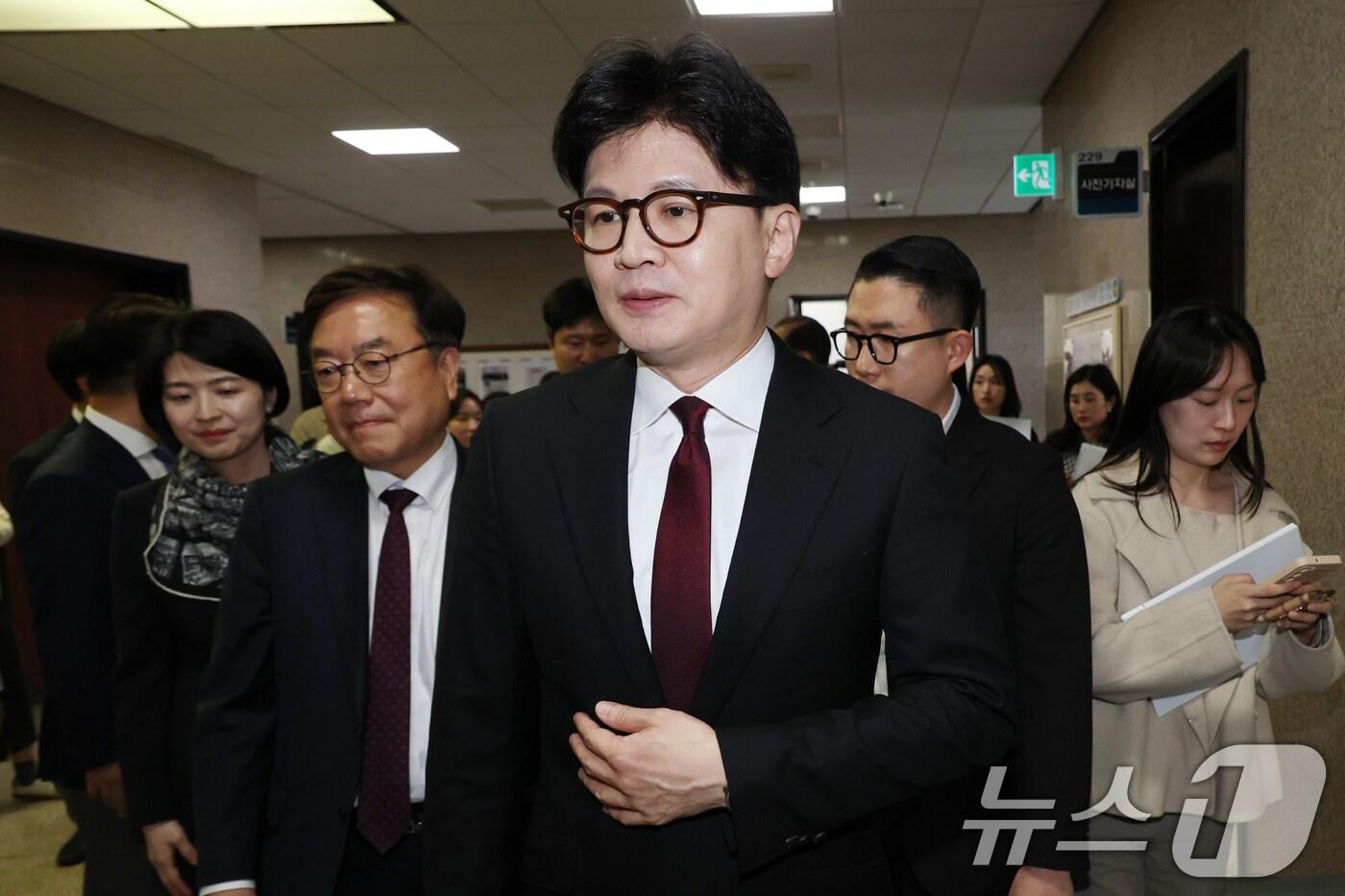 한동훈 국민의힘 전 대표가 10일 오후 서울 여의도 국회에서 권영세 비상대책위원장과의 면담을 마치고 이동하고 있다. 2025.4.10/뉴스1 ⓒ News1 이광호 기자