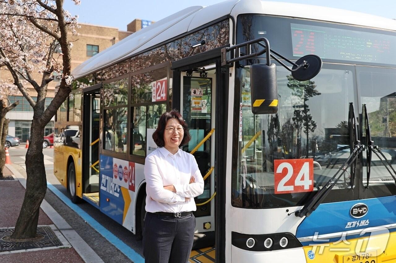 본문 이미지 - 이시영씨가 용인 24번 마을버스 앞에서 촬영을 한 모습.(단국대 제공)