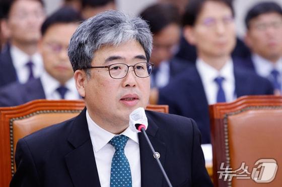 본문 이미지 - 임상섭 산림청장이 10일 오전 서울 여의도 국회에서 열린 농림축산식품해양수산위원회 제424회국회(임시회) 제1차 전체회의에 출석해 산불 관련 현안질의에 답하고 있다. (서울=뉴스1) 안은나 기자