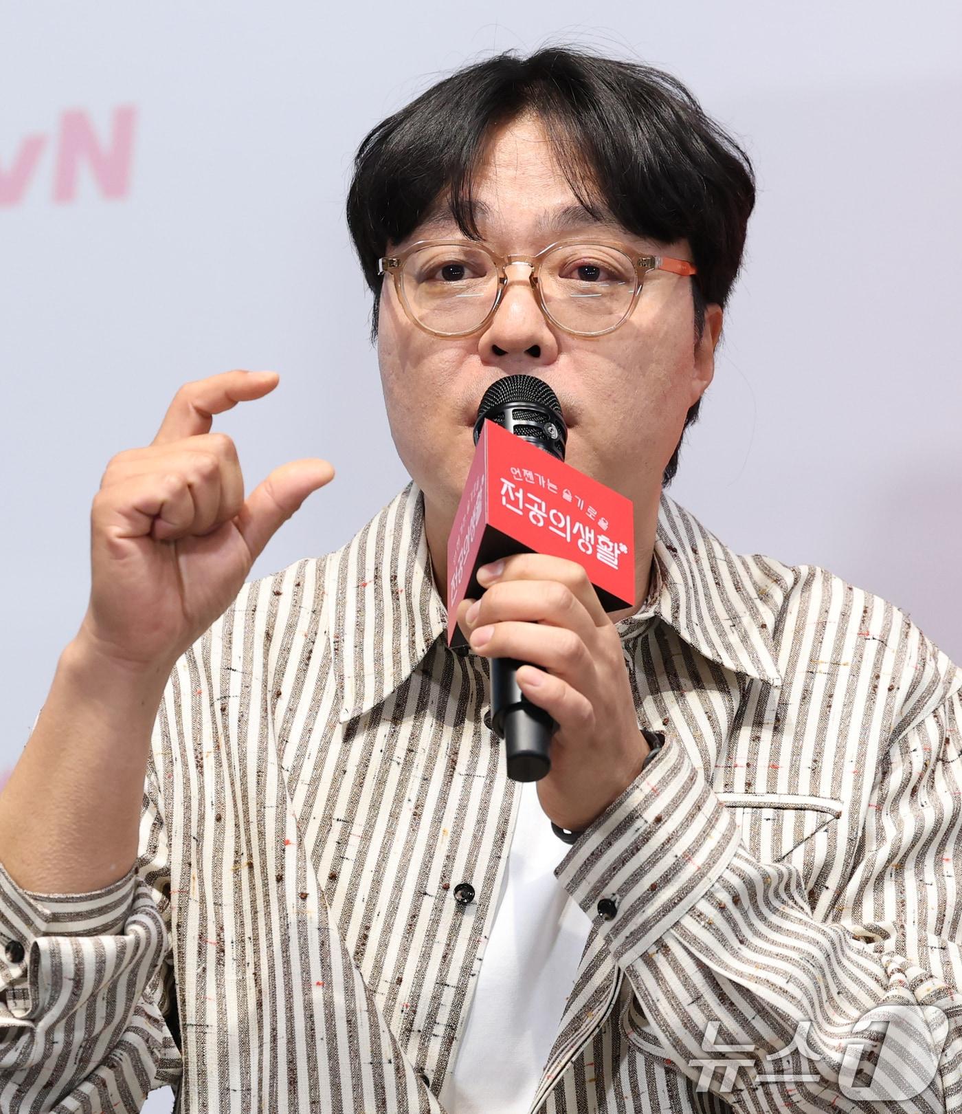 본문 이미지 - 신원호 크리에이터가 10일 서울 구로구 라마다서울신도림호텔에서 열린 tvN 새 토일드라마 '언제가는 슬기로울 전공의생활' 제작발표회에서 인사말을 하고 있다. '언젠가는 슬기로울 전공의생활'은 의사 생활을 꿈꾸는 레지던트들이 입덕부정기를 거쳐 성장해 나가는 과정을 담은 '슬기로운 의사생활' 스핀오프 드라마다. 2025.4.10/뉴스1 ⓒ News1 권현진 기자