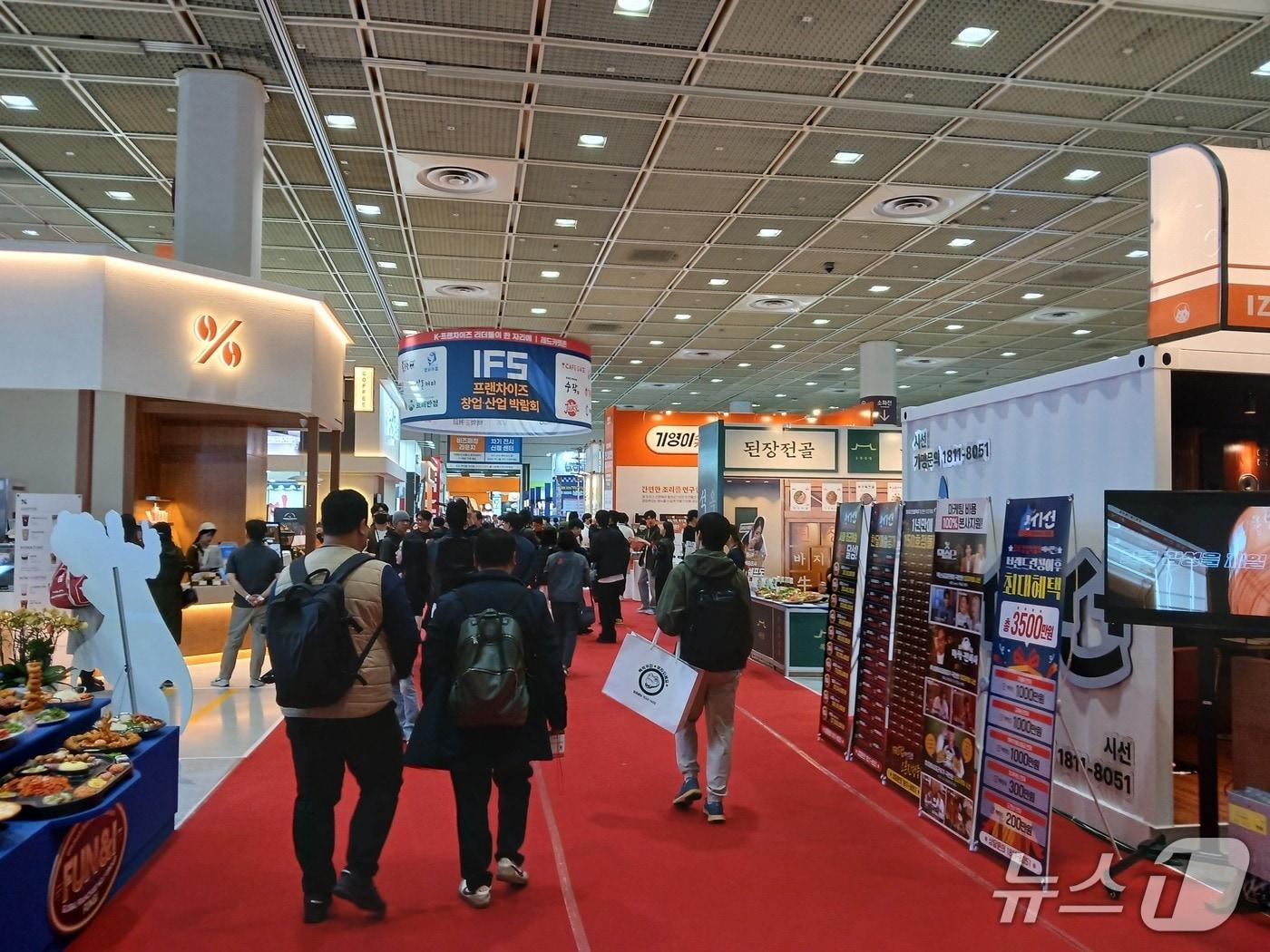 본문 이미지 - 서울 강남구 삼성동 코엑스 C.D홀에서 '2025 상반기 제58회 IFS 프랜차이즈 창업·산업 박람회'가 열렸다. 2025.04.10/뉴스1 ⓒ News1 이강 기자