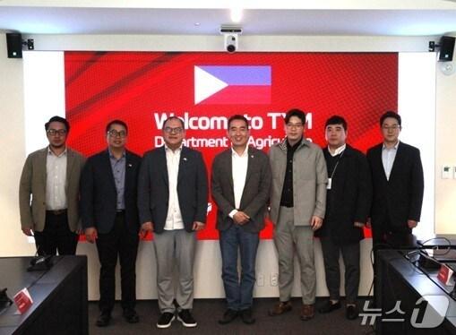 본문 이미지 - TYM 임직원과 필리핀 농무부 대표단(TYM 제공)