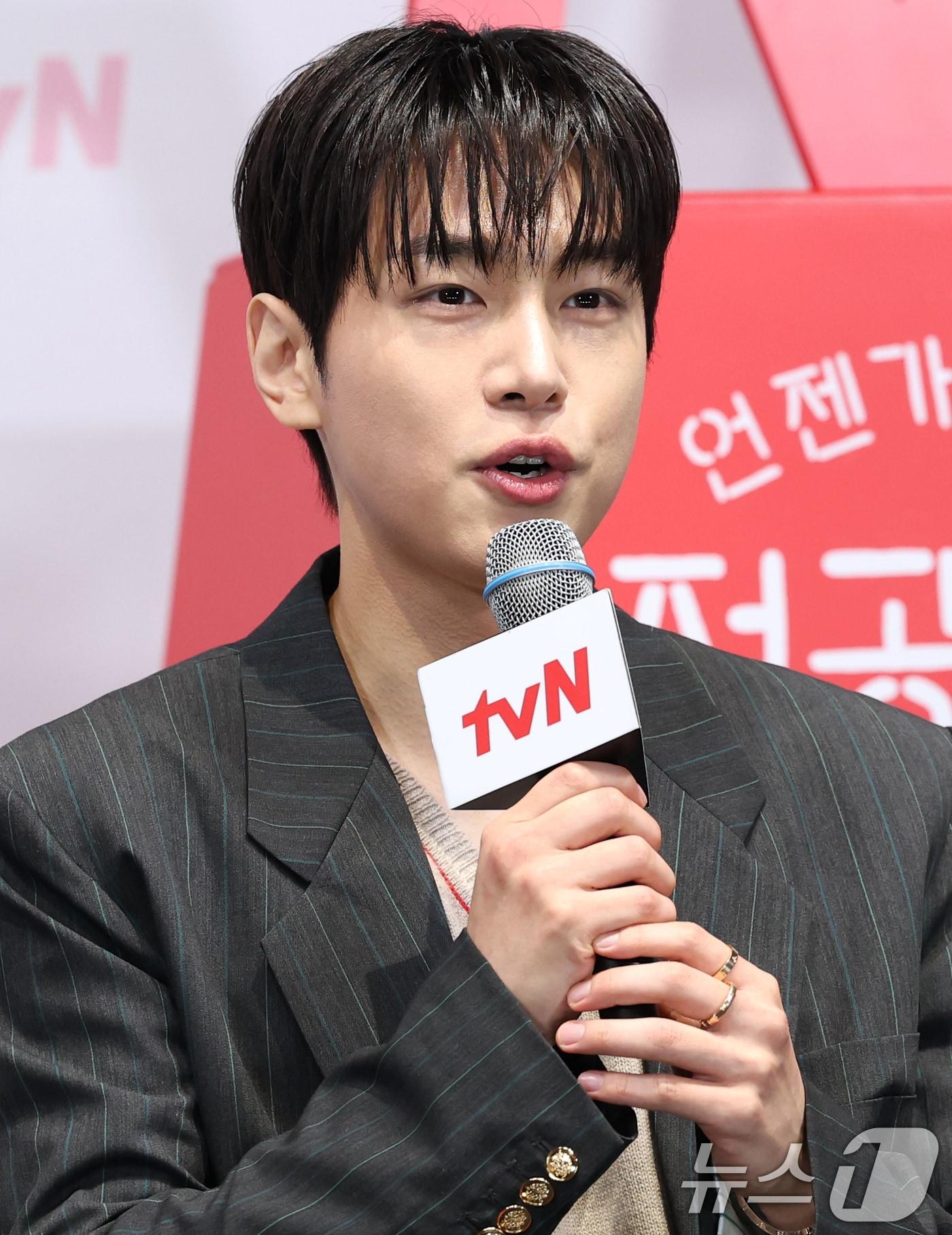 본문 이미지 - 배우 강유석이 10일 서울 구로구 라마다서울신도림호텔에서 열린 tvN 새 토일드라마 '언제가는 슬기로울 전공의생활' 제작발표회에서 인사말을 하고 있다. '언젠가는 슬기로울 전공의생활'은 의사 생활을 꿈꾸는 레지던트들이 입덕부정기를 거쳐 성장해 나가는 과정을 담은 '슬기로운 의사생활' 스핀오프 드라마다. 2025.4.10/뉴스1 ⓒ News1 권현진 기자
