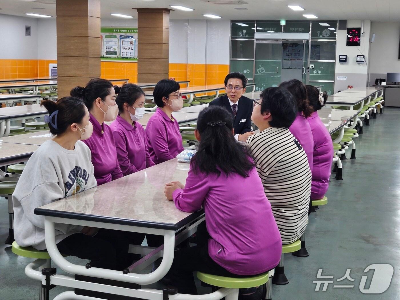 본문 이미지 - 한태희 교육장이 학교급식 종사자와 간담회를 하고 있다. (보령교육지원청 제공, 재판매 및 DB금지)/뉴스1
