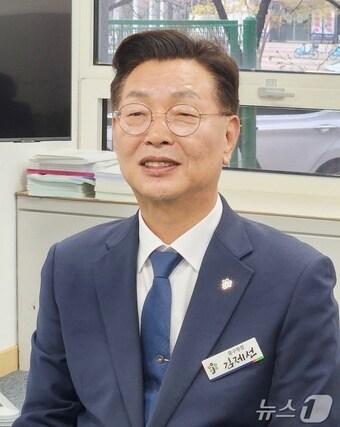 본문 이미지 - 취임 1주년을 맞은 더불어민주당 소속 김제선 대전 중구청장이 10일 대전시의회 기자실을 찾아 기자들의 질문에 답하고 있다./뉴스1 ⓒ News1 김경훈 기자