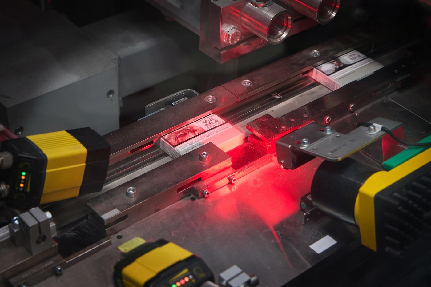 센티아 패커 공정에서 팩의 바코드 및 데이터 코드 품질을 검사하는 모습.(한국필립모리스 제공)