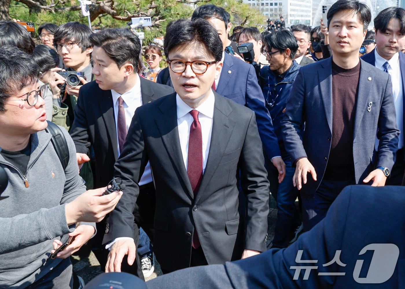 본문 이미지 - 한동훈 국민의힘 전 대표가 10일 오후 서울 여의도 국회 분수대 앞에서 제21대 대통령 선거 출마를 선언한 뒤 이동하고 있다. 2025.4.10/뉴스1 ⓒ News1 안은나 기자