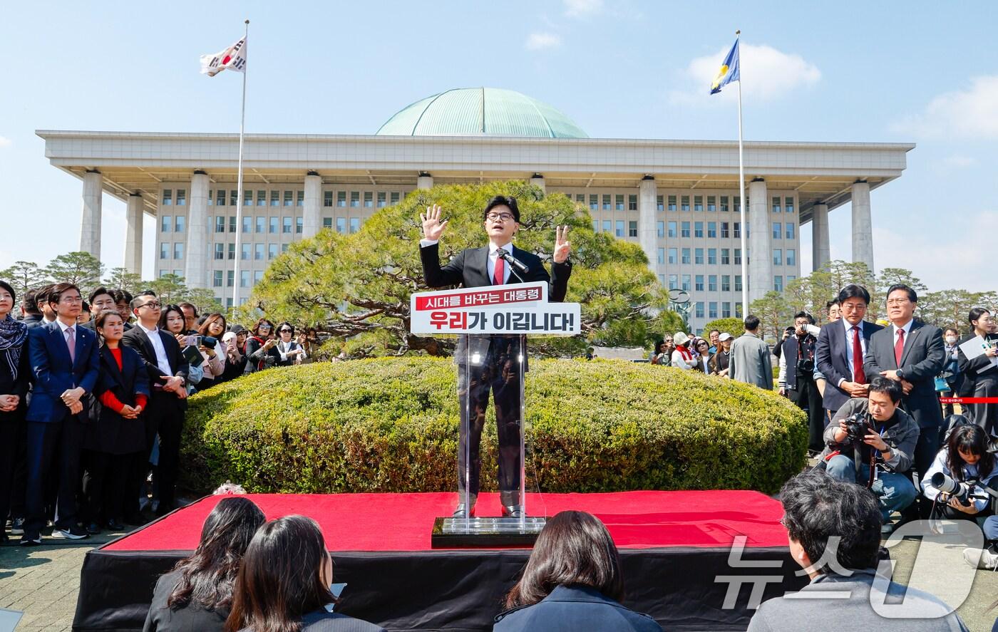 한동훈 국민의힘 전 대표가 10일 오후 서울 여의도 국회 분수대 앞에서 제21대 대통령 선거 출마를 선언하는 중 중산층 70% 시대 구상을 밝히며 손가락을 들어보이고 있다. 2025.4.10/뉴스1 ⓒ News1 안은나 기자