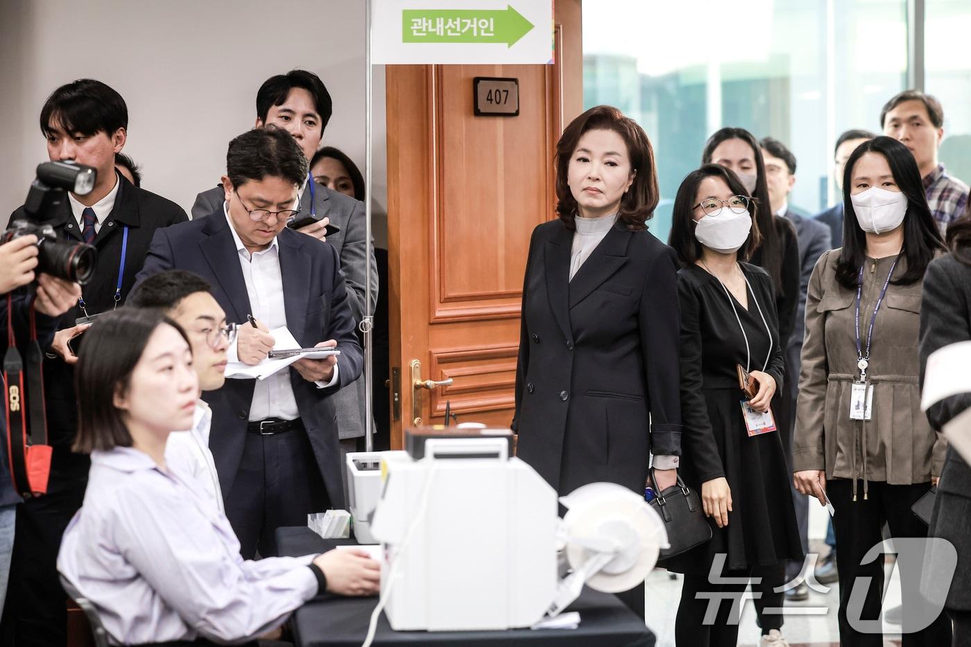 본문 이미지 - 김민전 국민의힘 의원이 2025년 4월 10일 경기 과천시 중앙선거관리위원회에서 열린 21대 대선 (사전)투·개표 절차 시연회에서 사전투표 시연을 살펴보고 있다. (공동취재) 2025.4.10 ⓒ 뉴스1 박지혜 기자