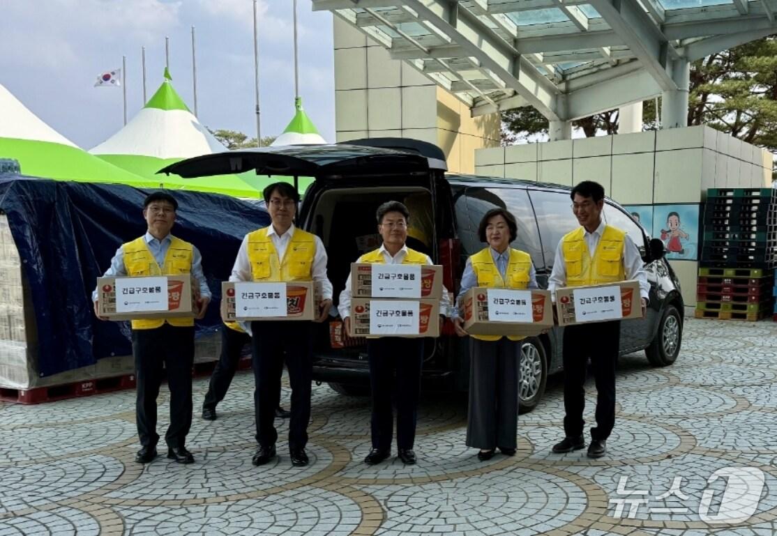 본문 이미지 - 한경선 대구지방국세청장(가운데)과 박윤경 대구상공회의소 회장(오른쪽 두번째)이 경북 안동체육관을 방문해 산불 피해 이재민들을 위한 구호 물품을 전달하고 있다.(대구지방국세청 제공. 재판매 및 DB 금지)