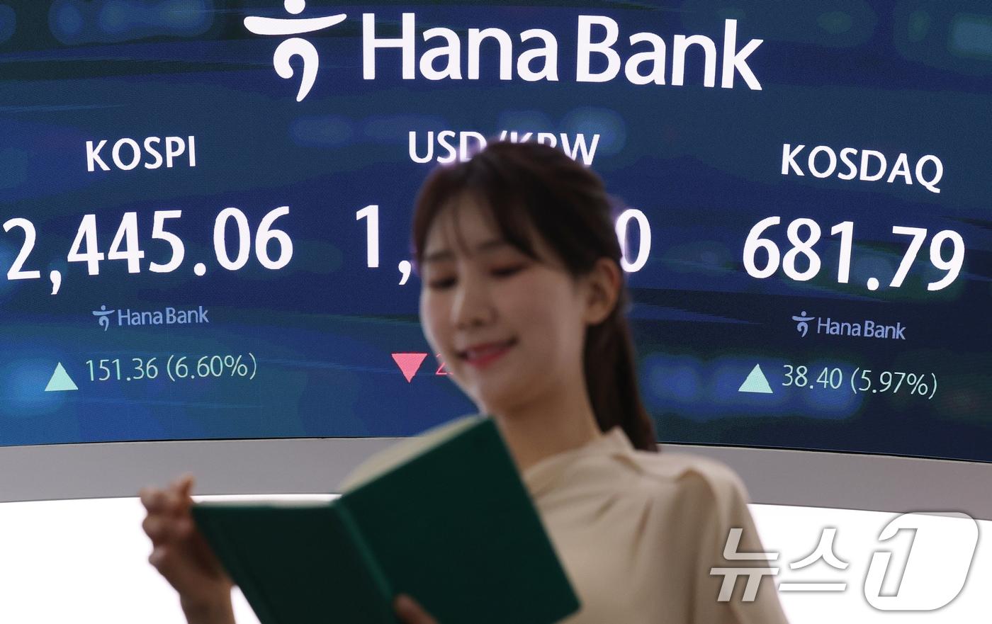 도널드 트럼프 미국 대통령의 상호관세 유예 발표로 주가가 급등하며 매수 사이드카가 발동된 10일 오후 서울 중구 하나은행 본점 딜링룸 전광판에 종가가 표시되고 있다. 2025.4.10/뉴스1 ⓒ News1 오대일 기자