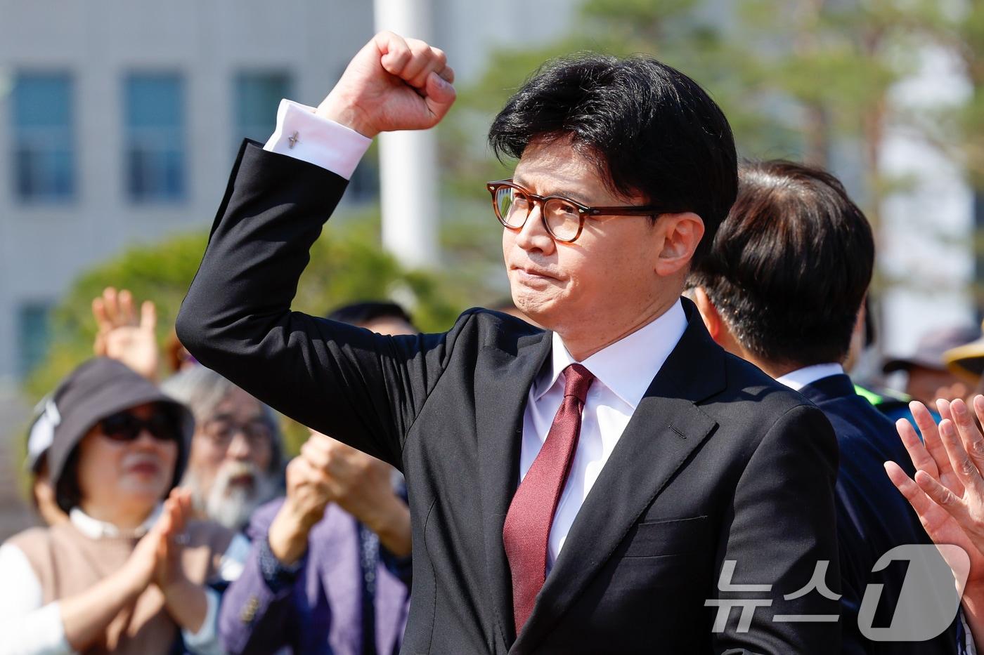 한동훈 국민의힘 전 대표가 10일 오후 서울 여의도 국회 분수대 앞에서 제21대 대통령 선거 출마를 선언한 뒤 인사하고 있다. 2025.4.10/뉴스1 ⓒ News1 안은나 기자