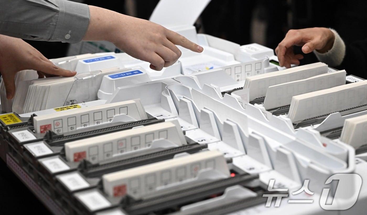 10일 경기 과천시 중앙선거관리위원회에서 열린 제21대 대통령선거 투·개표 시연회에서 선관위 관계자가 투표지분류기를 이용해 개표 과정 시연을 하고 있다. (공동취재) 2025.4.10/뉴스1 ⓒ News1 박지혜 기자