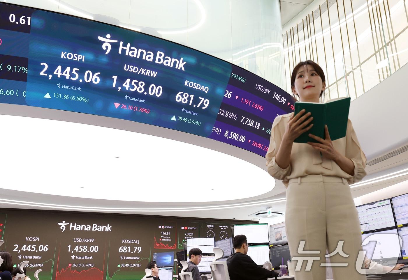 서울 중구 하나은행 본점 딜링룸 전광판./뉴스1 ⓒ News1 오대일 기자