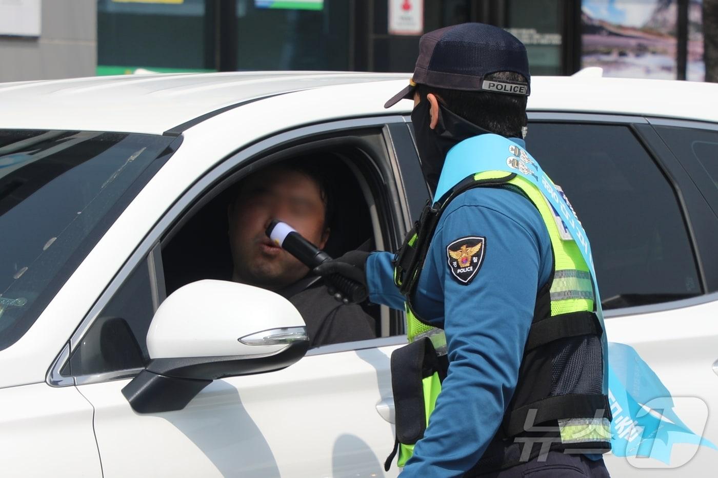 제주 서귀포시 1호광장 인근 도로에서 음주운전 단속이 진행되고 있다. &#40;기사 내용과 무관함.&#41;2025.4.10/뉴스1 ⓒ News1 홍수영 기자