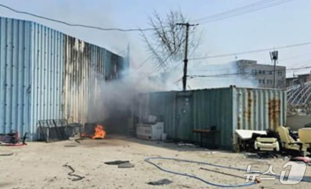 본문 이미지 - 수원시 권선구 세류동의 한 자동차 렌트업체 화재 현장.(경기도소방재난본부 제공, 재판매 및 DB 금지)