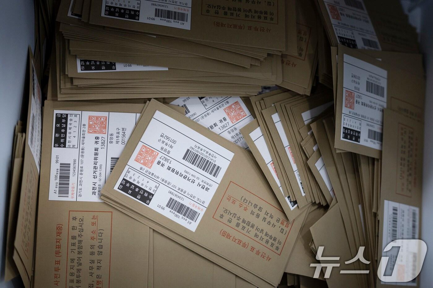 10일 오후 경기도 과천시 중앙선거관리위원회에서 열린 제21대 대통령 선거 투·개표 절차 시연회에서 선거함 속에 관외사전투표지가 놓여 있다. 2025.4.10/뉴스1 ⓒ News1 박지혜 기자