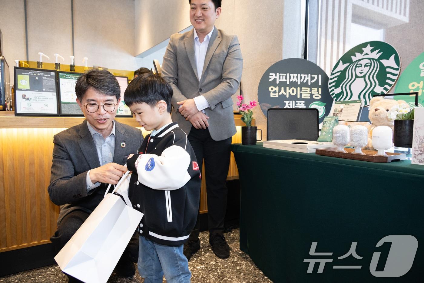 김완섭 환경부장관이 충북 청주시 소재 스타벅스 청주 분평&#40;DT&#41;점에서 스타벅스·청주시와 함께 ‘맞춤형 일회용 컵 회수․보상을 위한 자발적 협약’을 체결하고, 반납된 일회용컵으로 업싸이클 제작된 인형을 매장 방문 어린이에게 선물하고 있다. &#40;환경부 제공. 재판매 및 DB 금지&#41; 2025.4.10/뉴스1