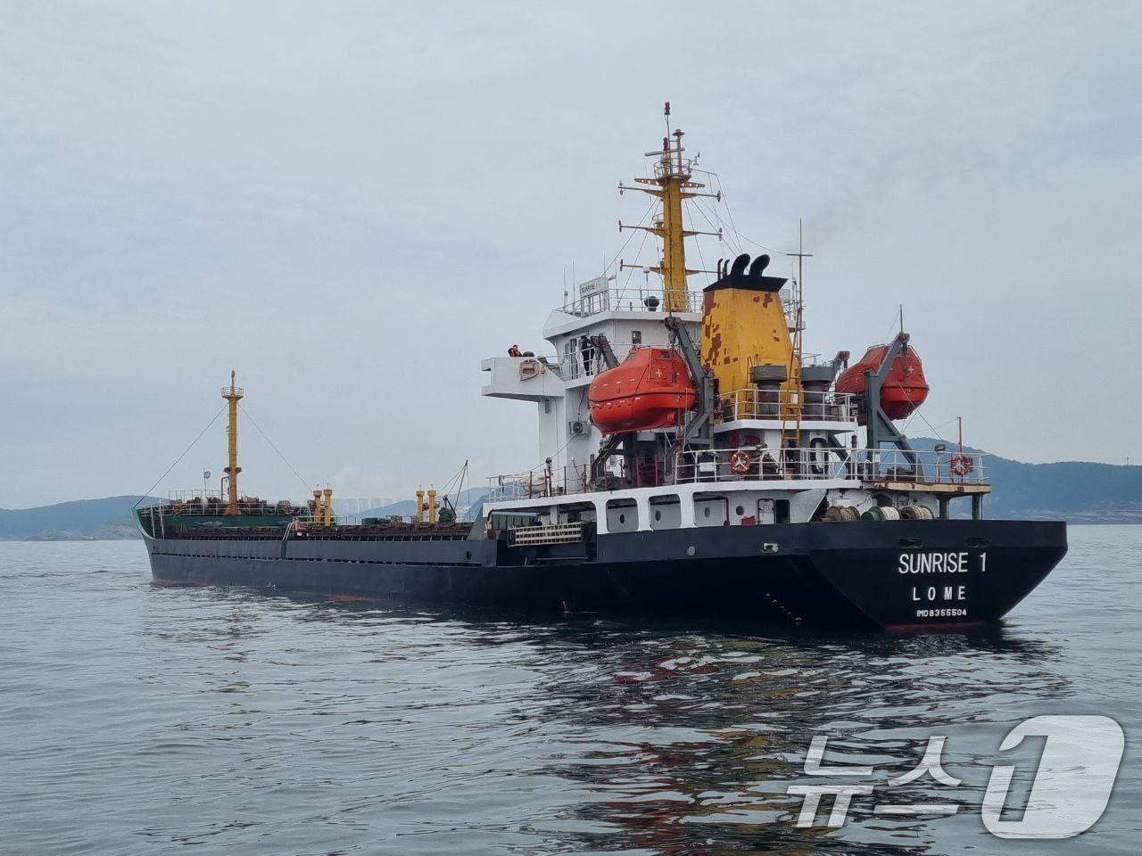 본문 이미지 - 정부가 10일 북한의 금수품 거래에 관여한 홍콩 소재 선사와 운영자 등을 대북 독자제재 대상으로 지정했다. 사진은 제재 대상에 오른 선라이즈 1호.&#40;외교부 제공. 재판매 및 DB 금지&#41; 2025.4.10/뉴스1