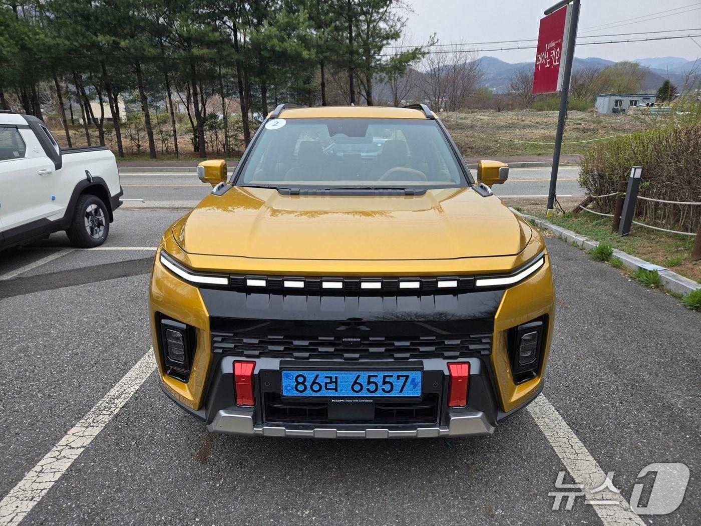 본문 이미지 - 9일 경기 양평에서 촬영한 KG모빌리티 전기 픽업트럭 &#39;무쏘 EV&#39; 전면 모습. 2025.04.09./뉴스1 김성식 기자