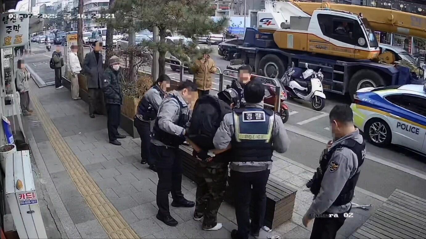 본문 이미지 - 지난달 7일 서울시 중구 충무로에서 경찰이 길거리에서 흉기를 들고 위협한 남성을 현행범 체포하고 있다. 2025.03.07/(충무파출소 제공)