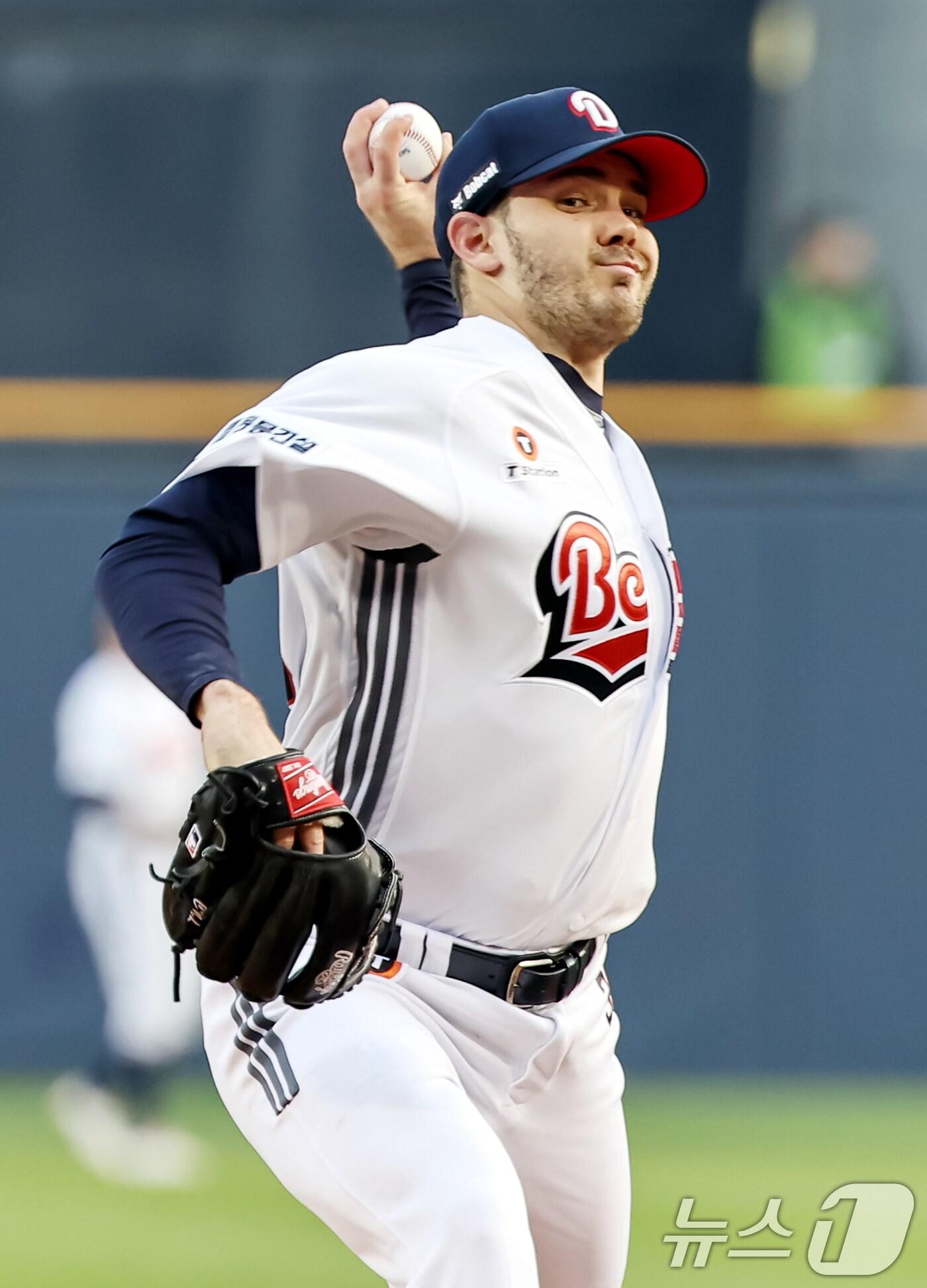 본문 이미지 - 10일 오후 서울 송파구 잠실야구장에서 열린 '2025 신한 SOL뱅크 KBO 리그' 한화 이글스와 두산 베어스의 경기에서 1회초 두산 선발 잭로그가 역투하고 있다. 2025.4.10/뉴스1 ⓒ News1 민경석 기자