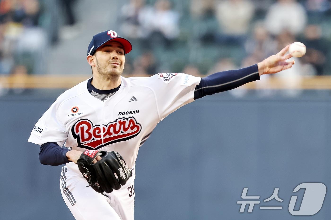 10일 오후 서울 송파구 잠실야구장에서 열린 '2025 신한 SOL뱅크 KBO 리그' 한화 이글스와 두산 베어스의 경기에서 1회초 두산 선발 잭로그가 역투하고 있다. 2025.4.10/뉴스1 ⓒ News1 민경석 기자