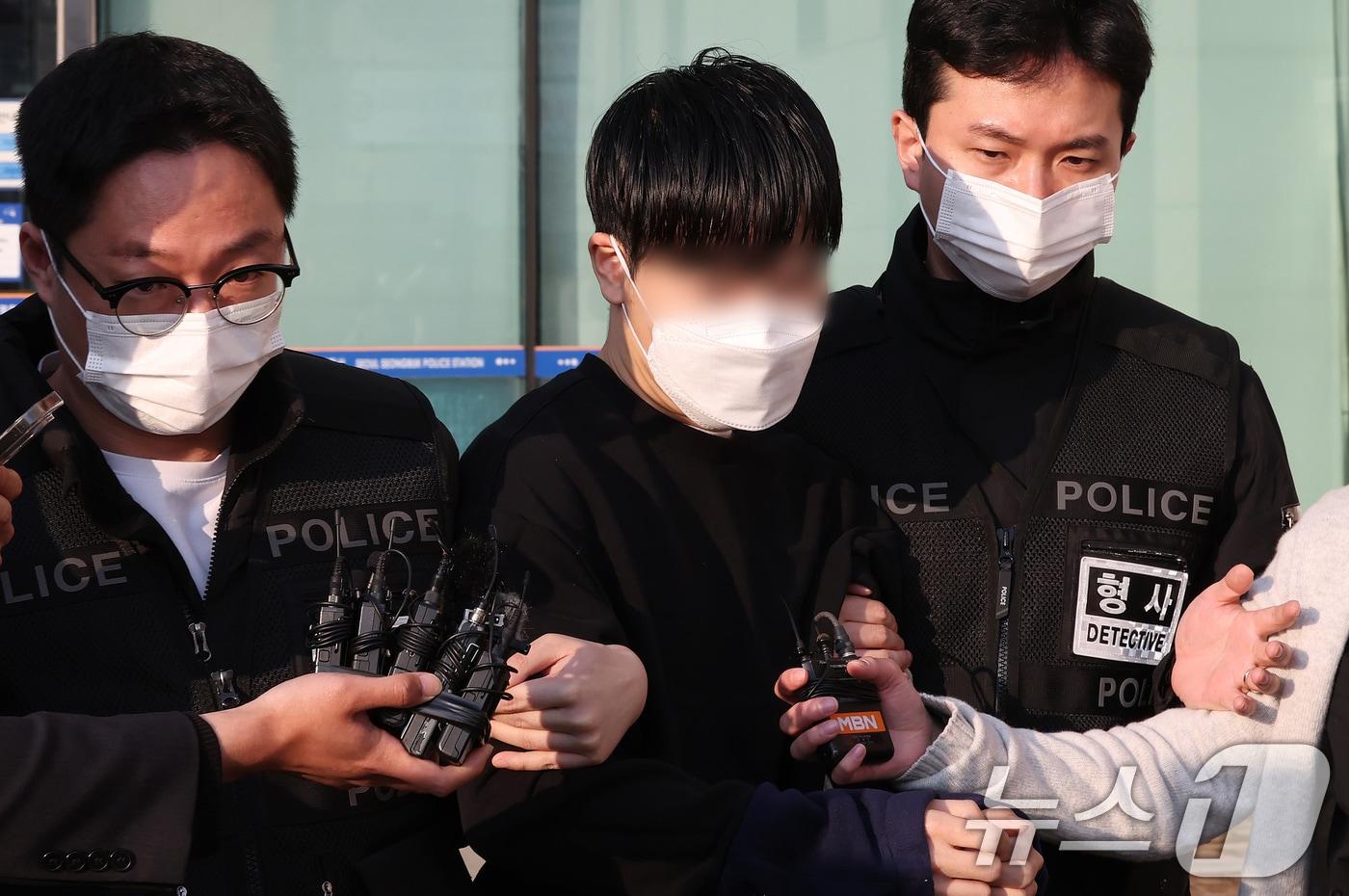 윤석열 대통령 파면 선고 날 경찰버스 유리창을 깬 30대 남성 이 모 씨가 11일 오전 서울 성북경찰서에서 검찰로 송치되고 있다.  2025.4.11/뉴스1 ⓒ News1 장수영 기자