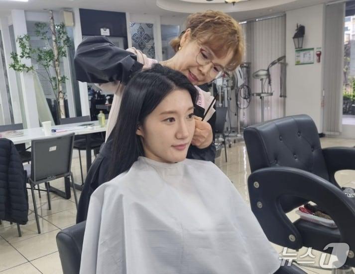 본문 이미지 - 한 청년이 부천 실용전문학교에서 헤어·메이크업을 받고 있다. (부천시 제공) / 뉴스1