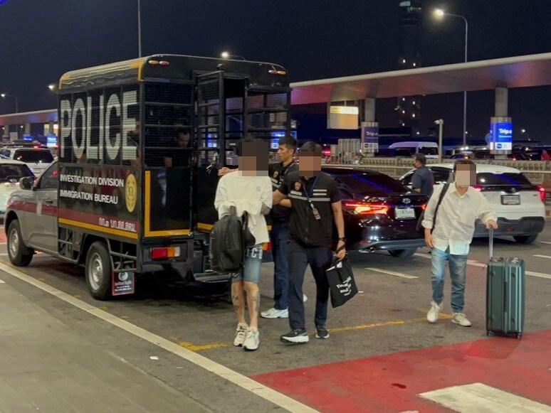 본문 이미지 - 경찰청은 11일 오전 태국 거점 마약밀매조직 한국인 총책 A 씨를 인천국제공항을 통해 송환했다고 밝혔다. A 씨가 현지에서 검거되는 모습. (경찰청 제공)