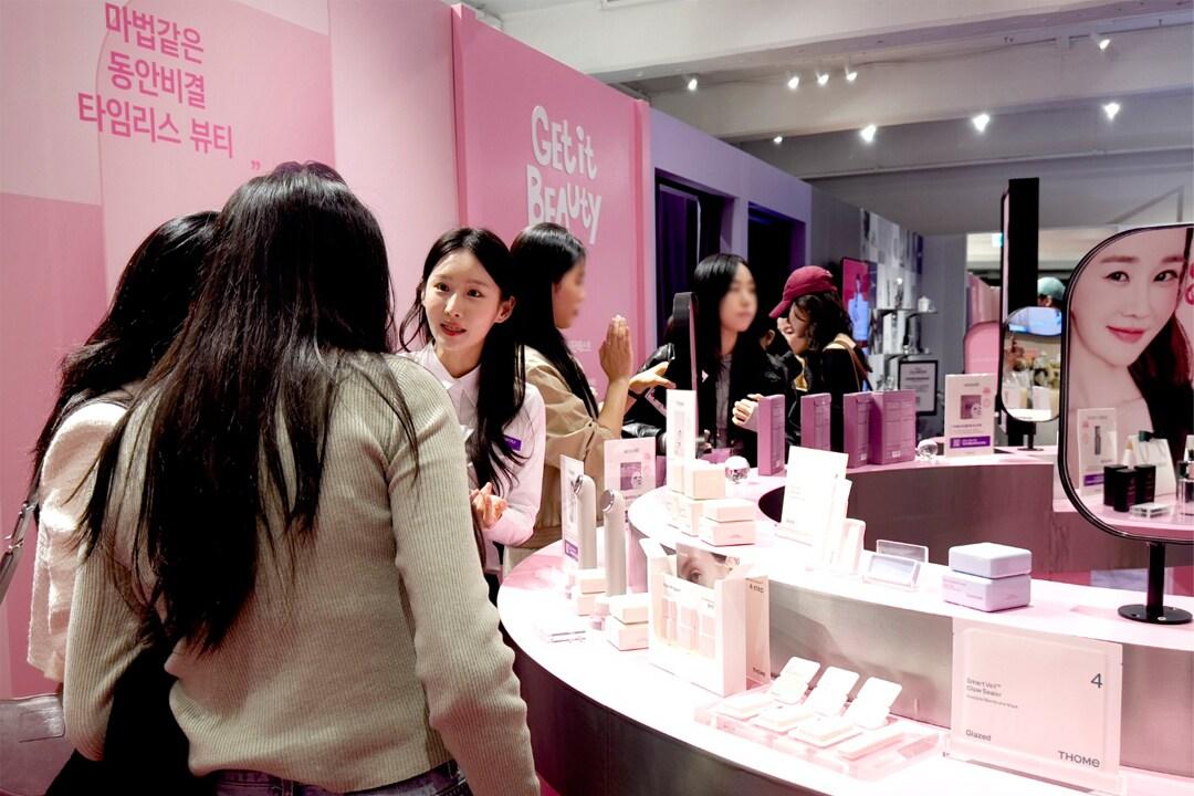 본문 이미지 - 컴온스타일 쇼케이스 팝업스토어 '겟잇뷰티'존을 둘러보는 고객들.(CJ온스타일 제공).