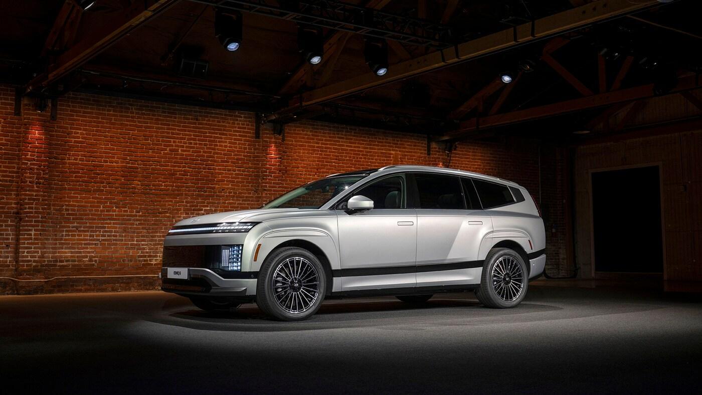 현대자동차 준대형 전기 스포츠유틸리티차(SUV) '아이오닉 9'에 한국타이어앤테크놀로지의 전기차 전용 사계절 타이어 '아이온 에보 AS SUV'가 장착된 모습(한국타이어 제공). 2025.04.11.