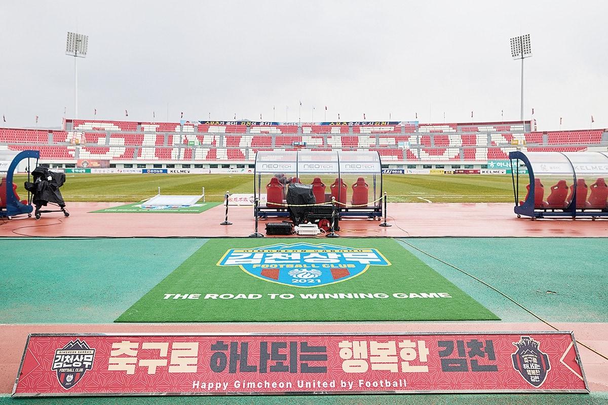 본문 이미지 - 김천상무 축구단이 팬들과 함께 마련한 산불 피해 복구 성금을 기부했다. &#40;김천상무 제공&#41;
