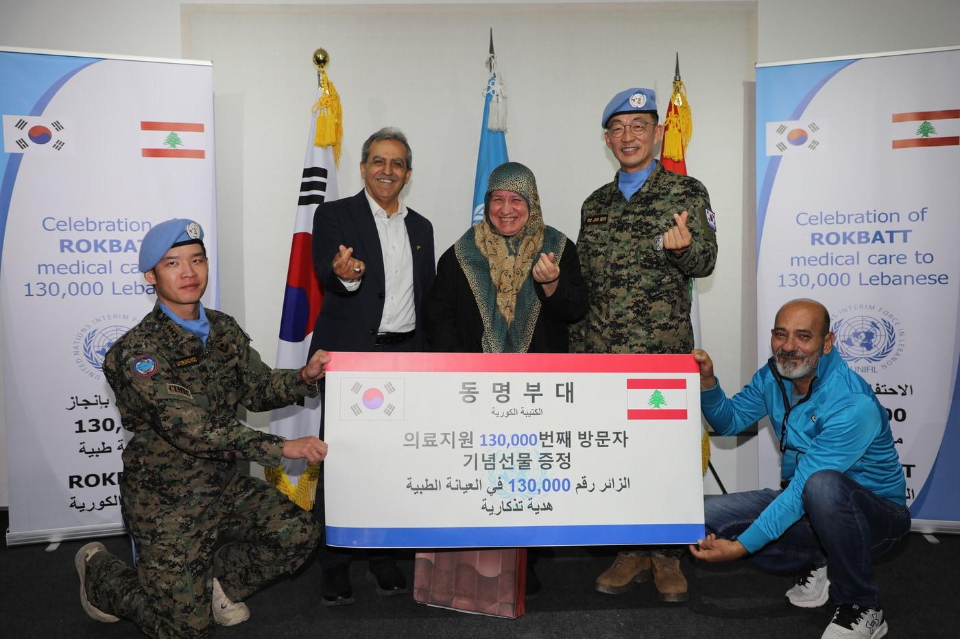 10일 동명부대 대민의료 지원의 13만 번째 진료를 받은 로카야 파키흐&#40;Rokaya Fakieh, 58세&#41;씨가 동명부대장 및 부르즈라할 시장과 함께 기념 촬영을 하고 있다.&#40;합참 제공&#41;