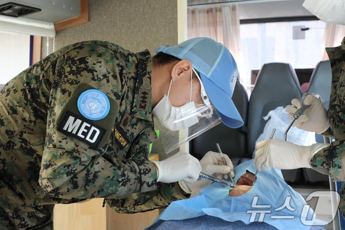 동명부대 치과군의관이 이동형치과버스에서 치료하는 모습. &#40;합동참모본부 제공. 재판매 및 DB 금지&#41; 2025.4.11/뉴스1
