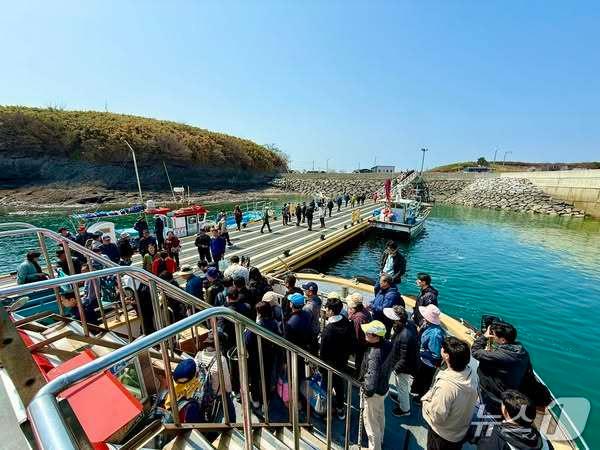 본문 이미지 - 홍성 죽도를 방문하려는 관광객들이 배에 오르고 있다. (홍성군 제공. 재판매 및 DB금지)/뉴스1