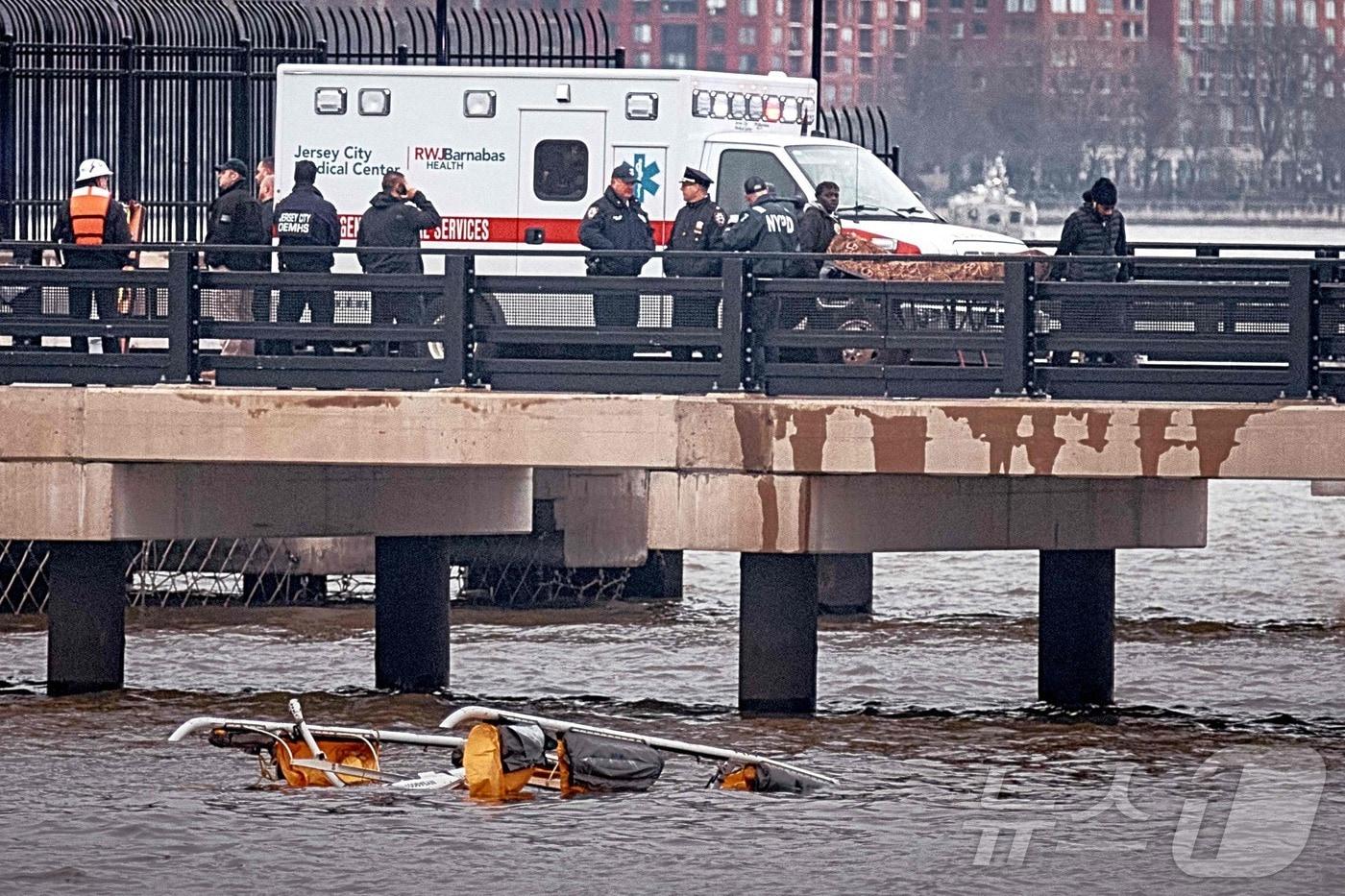 10일&#40;현지시간&#41; 뉴욕의 허드슨 강에 관광용 헬기 1대가 추락해 경찰이 현장을 방문하고 있다. 2025.04.11 ⓒ AFP=뉴스1 ⓒ News1 우동명 기자