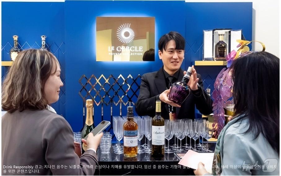 본문 이미지 - 11일 서울 강남구 대치동 세텍(SETEC)에서 열린 아트오앤오 2025에서 방문객들이 페르노리카 코리아의 초한정판 컬렉터블 주류 작품들을 관람하고 있다. (페르노리카 코리아 제공. 재판매 및 DB 금지) 2025.4.11/뉴스1