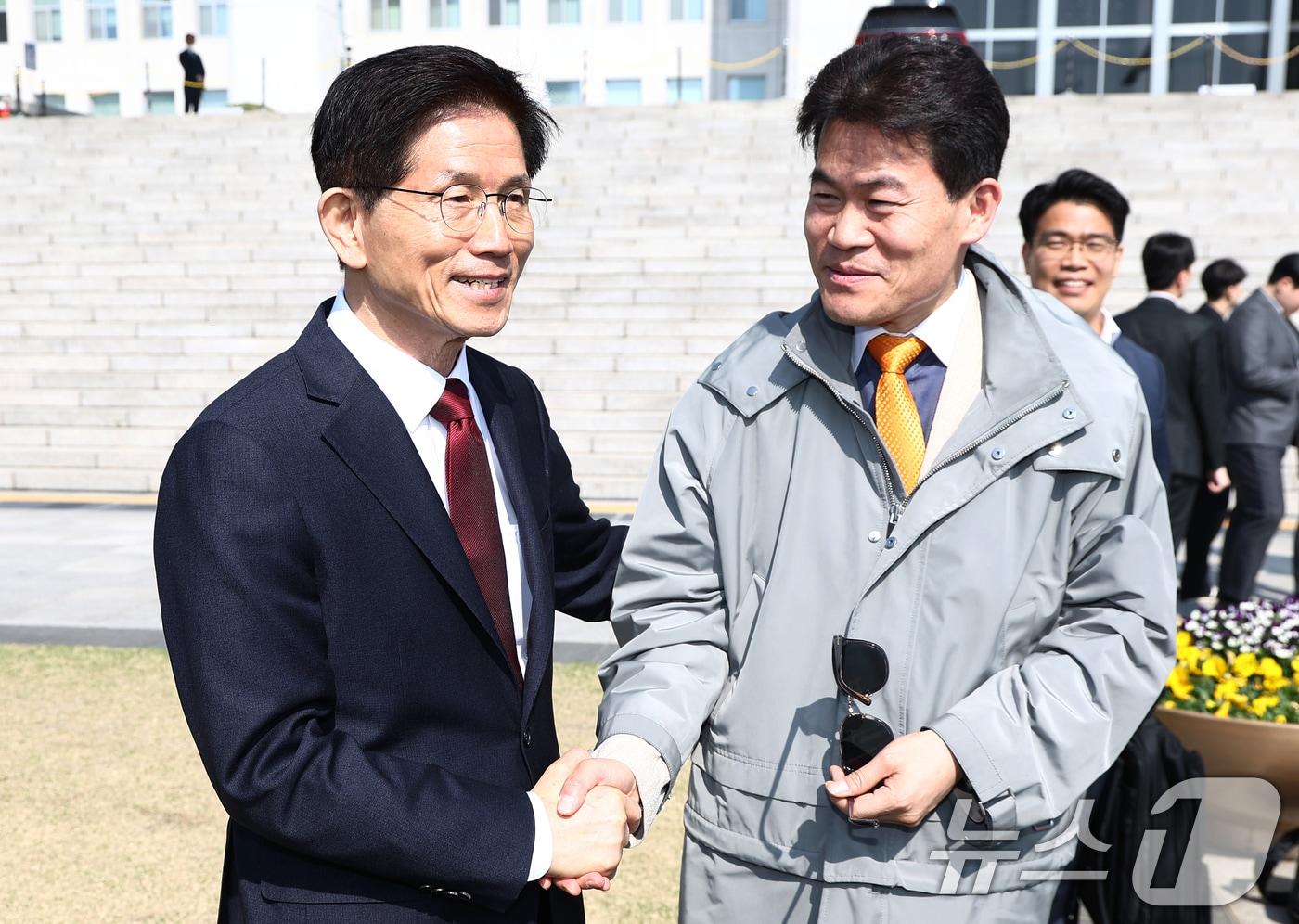 대선 출마를 선언한 김문수 전 고용노동부 장관이 지난 4월 11일 오전 서울 여의도 국회 본청 앞에서 열린 &#39;연금개악 규탄집회&#39;에 참석해 한국사 강사 전한길 씨와 인사하고 있는 모습. 2025.4.11/뉴스1 ⓒ News1 김민지 기자