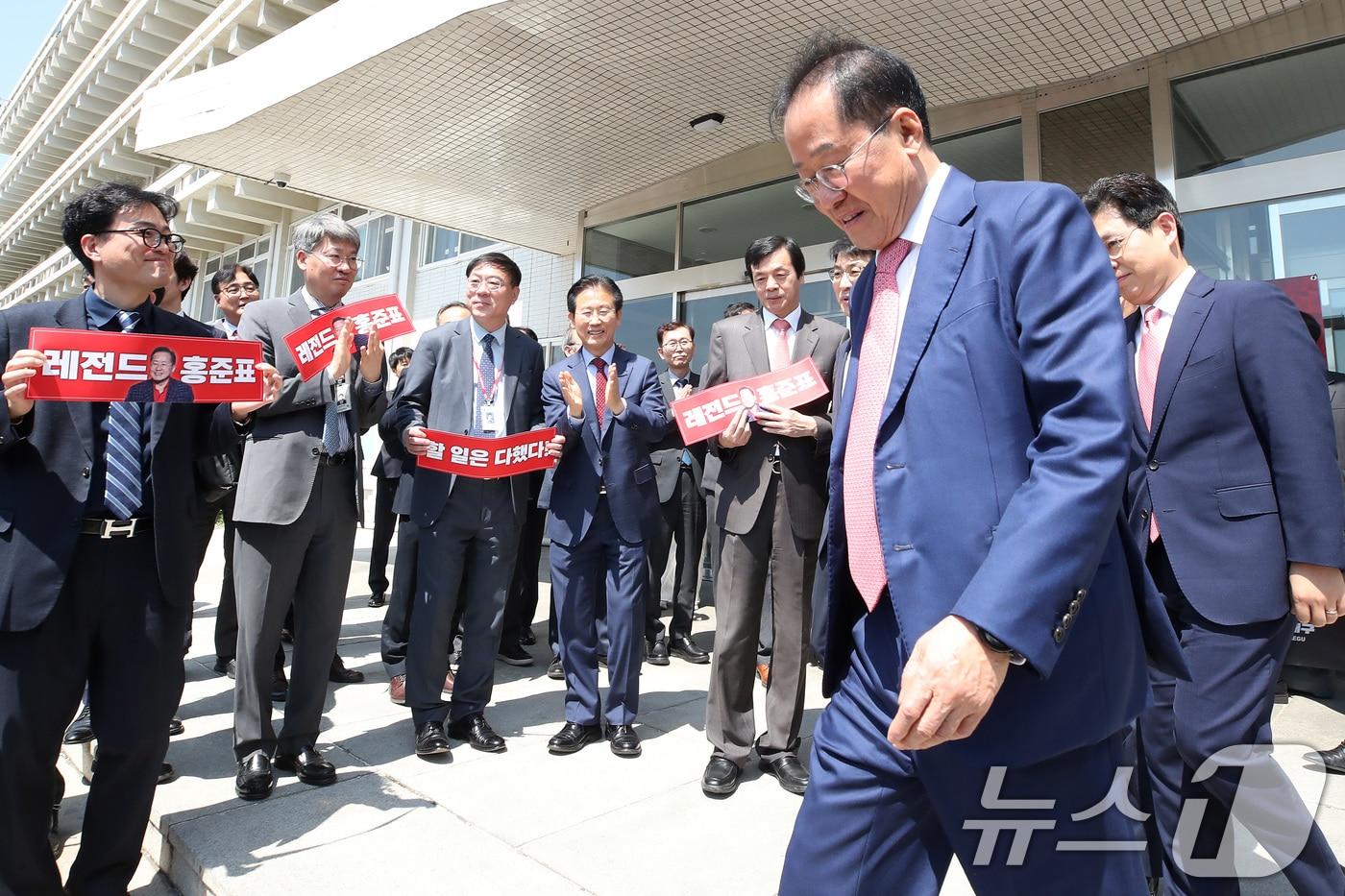 전국동시지방선거가 8개월 앞으로 다가온 가운데 민선 9기 대구시정을 누가 지휘할지 관심이다. 사진은 대권에 도전했던 홍준표 전 대구시장이 지난 4월 산격청사에서 퇴임식을 마친 뒤 직원들의 박수를 받으며 떠나고 있다. &#40;사진은 기사 내용과 무관함&#41; 2025.4.11/뉴스1 ⓒ News1 공정식 기자