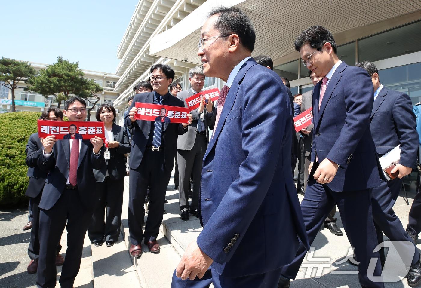 차기 대구시장을 선출하기 위한 전국동시지방선거가 9개월여 앞으로 다가온 가운데 정치권 안팎에서 수많은 후보가 거론돼 차기 민선 9기 대구시정을 누가 잡을 지 관심이 쏠린다. 사진은 지난 4월 대권에 도전하는 홍준표 대구시장이 대구시 산격청사에서 퇴임식을 마친 뒤 직원들의 배웅을 받으며 청사를 나서는 모습. &#40;사진은 기사 내용과 무관함&#41; 2025.4.11/뉴스1 ⓒ News1 자료 사진