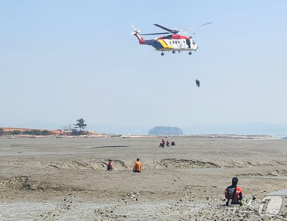 본문 이미지 - 목포항공대가 11일 전남 무안군에서 갯벌에 고립된 60대 여성을 구조하고 있다.(목포해경 제공. 재판매 및 DB 금지) 2025.4.11